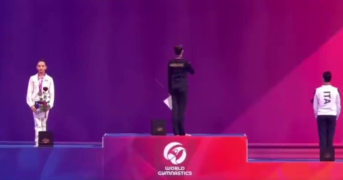 Во время награждения гимнастка из РФ отвернулась от флага Украины: заявление УФГ Во время награждения гимнастка из РФ отвернулась от флага Украины: заявление УФГ