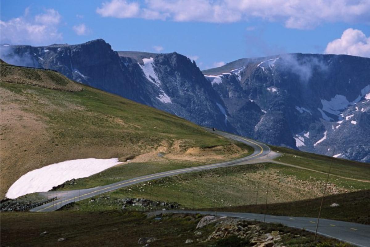 Цю дорогу називають найкрасивішою в США: вона веде до Єллоустоуна