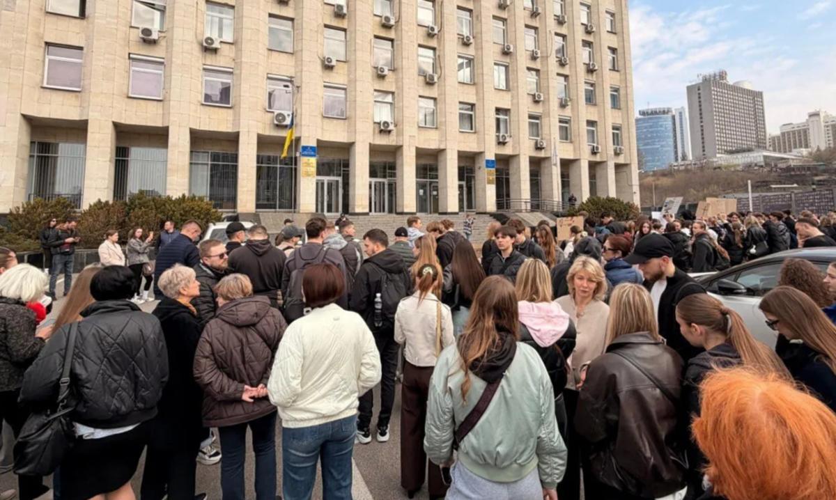 Студенти Нацуніверситету спорту вийшли на мітинг проти рішень Мінспорту: 
