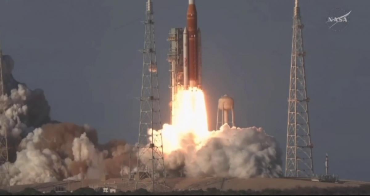 Астронавти NASA успішно вирушили в історичну місію на Місяць (відео)