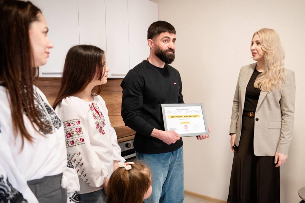 Защитник Мариуполя, боец 'Азова' Афендиков получил квартиру от Ахметова