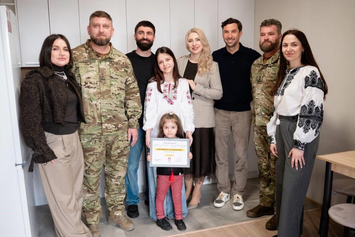 Защитник Мариуполя, боец 'Азова' Афендиков получил квартиру от Ахметова