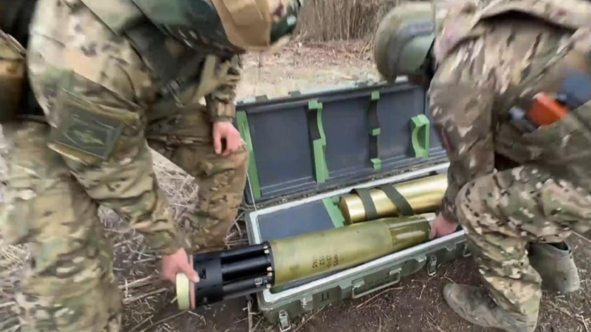 Российской армии передали новые управляемые артиллерийские снаряды (видео)