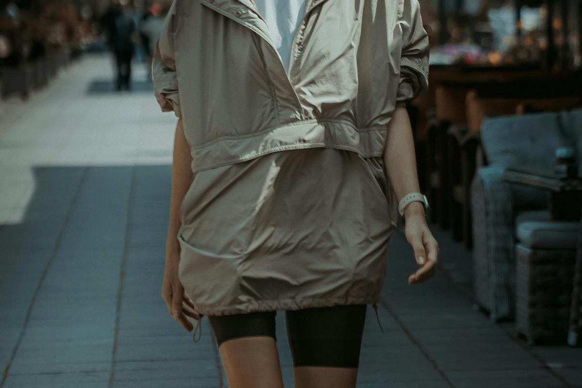 С чем носить ветровку женскую