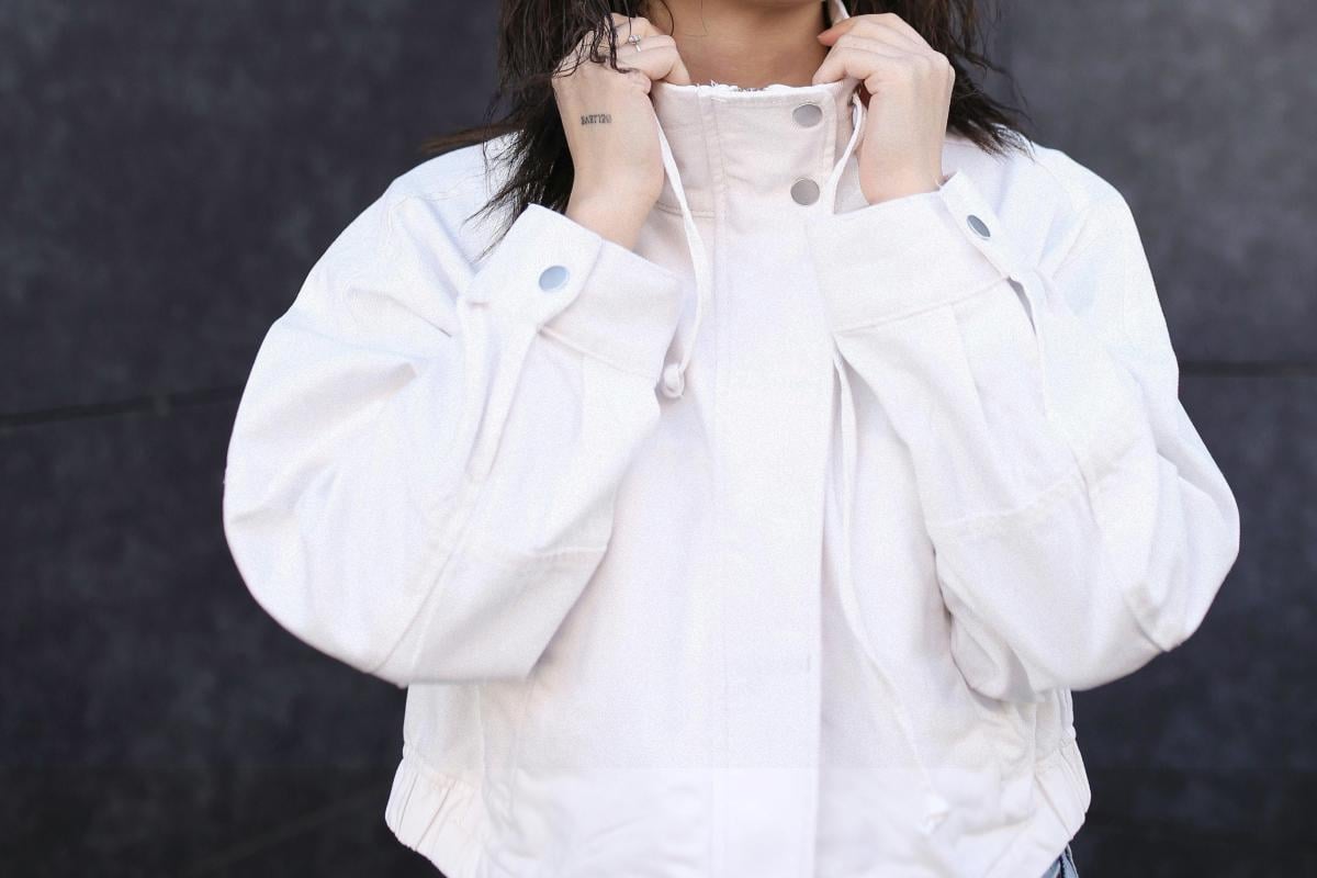 С чем носить ветровку женскую