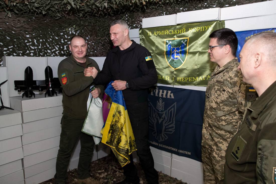 Виталий Кличко передал от киевлян помощь 12-му корпусу: 3000 дронов на оптоволокне, 'антишахедных' и других