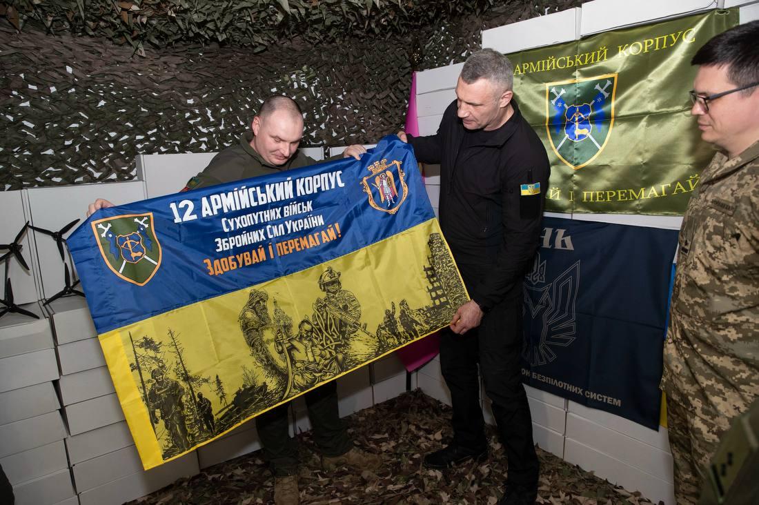 Віталій Кличко передав від киян допомогу 12 корпусу: 3000 дронів на оптоволокні, 'антишахедних' та інших