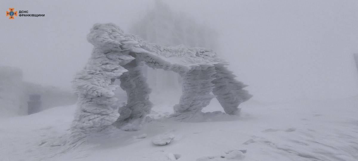 В Карпаты посреди весны вернулась суровая зима: в горы лучше не ходить (фото)