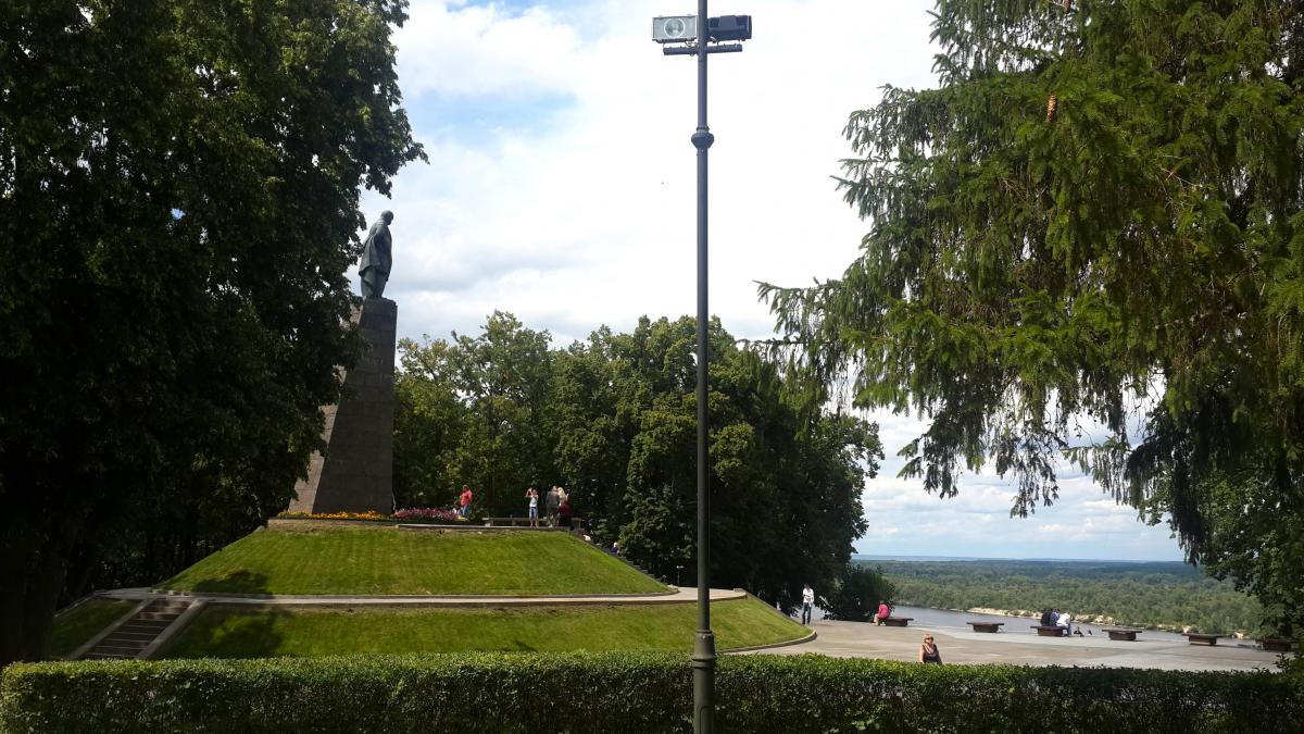 5 идей для весеннего путешествия на выходные по Украине: от сакур до Шевченко