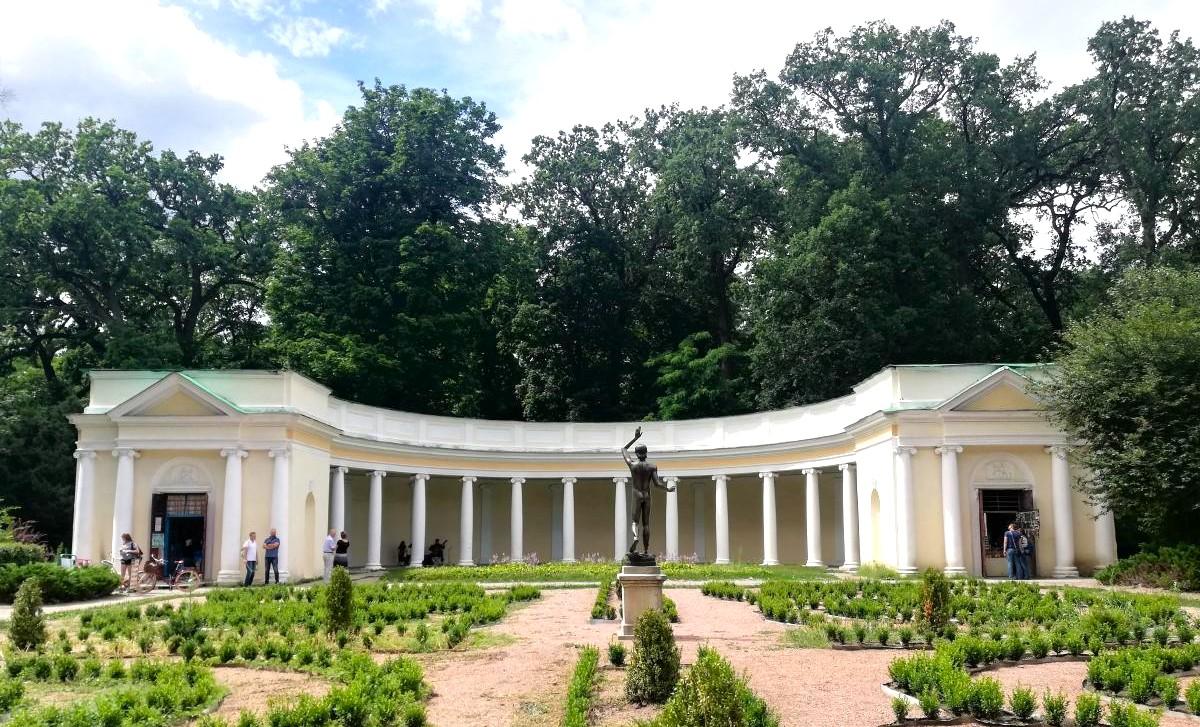 5 идей для весеннего путешествия на выходные по Украине: от сакур до Шевченко