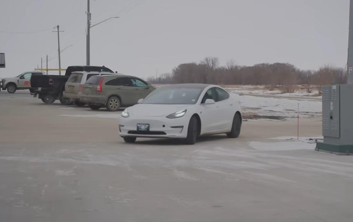 Мужчина купил Tesla с самым большим пробегом в Северной Америке: что скрывал электрокар