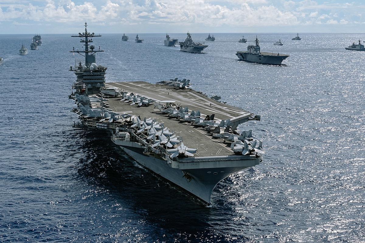 Навіщо авіаносцю USS Abraham Lincoln аж 5000 осіб екіпажу: пояснення експертів