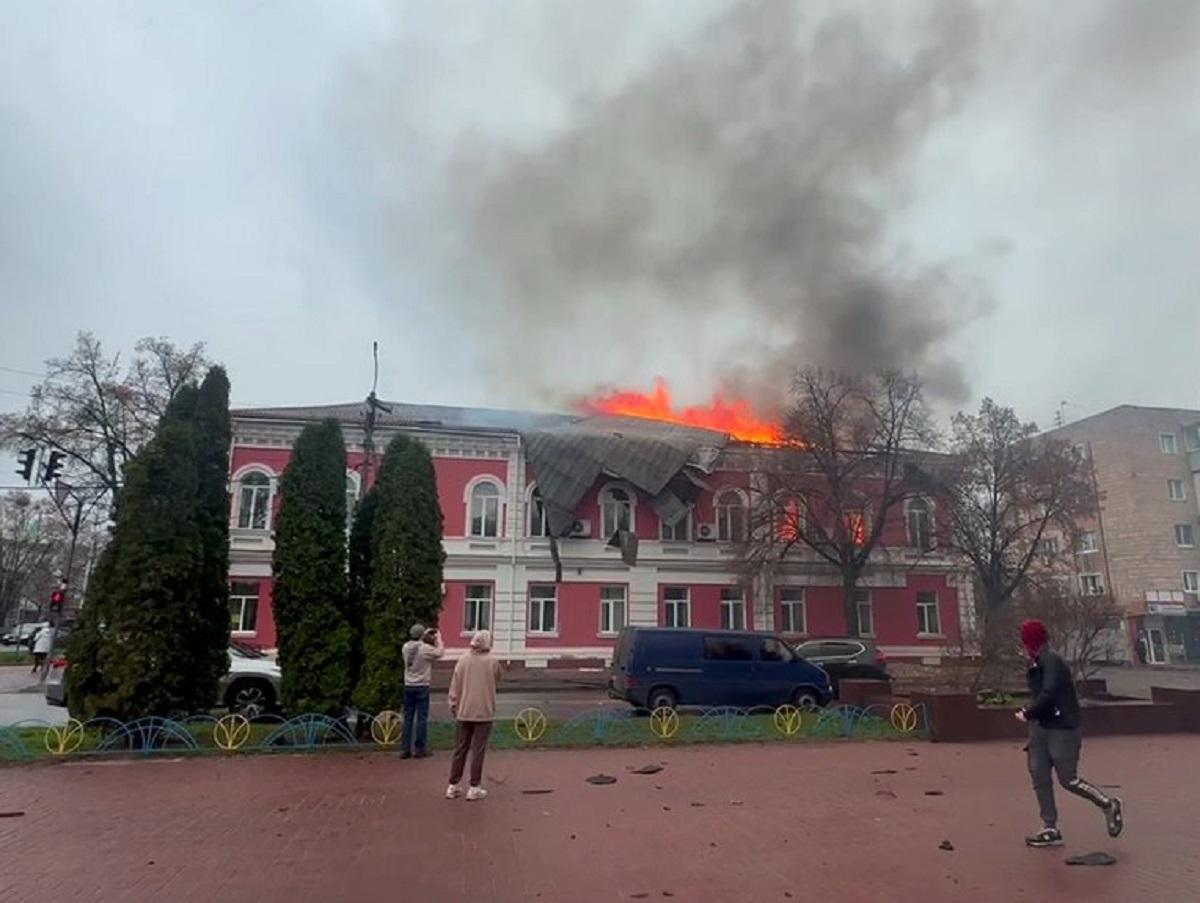 Россия атаковала мэрию Прилук и налоговую в Новгороде-Северском: вспыхнули пожары