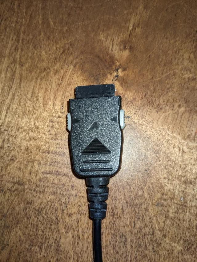 До USB-C був справжній хаос: найдивніші порти зарядки в історії смартфонів