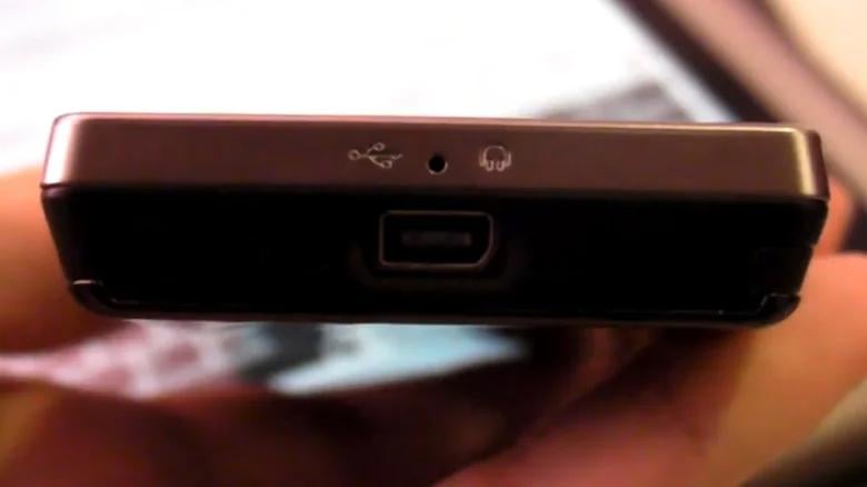 До USB-C був справжній хаос: найдивніші порти зарядки в історії смартфонів