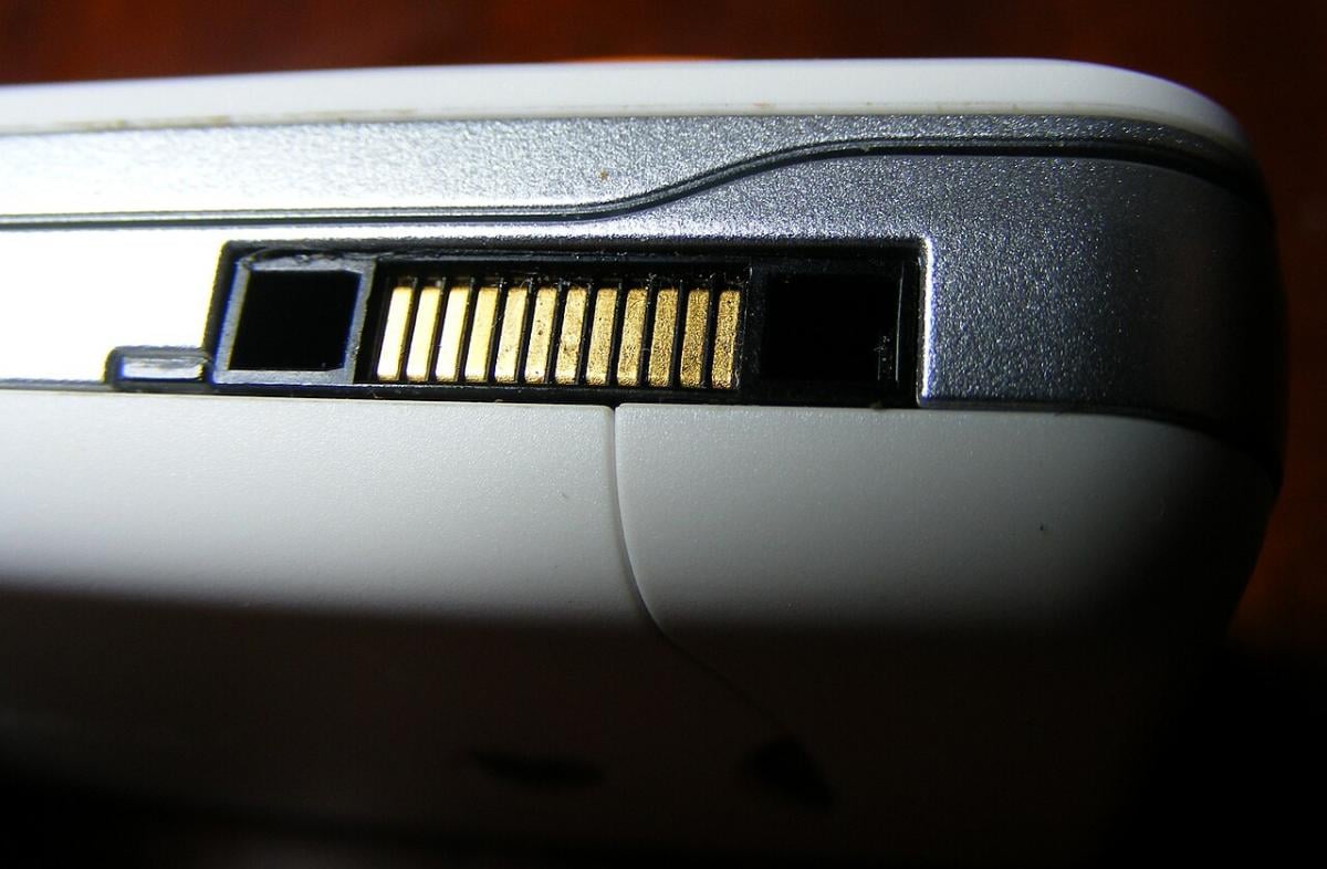 До USB-C був справжній хаос: найдивніші порти зарядки в історії смартфонів