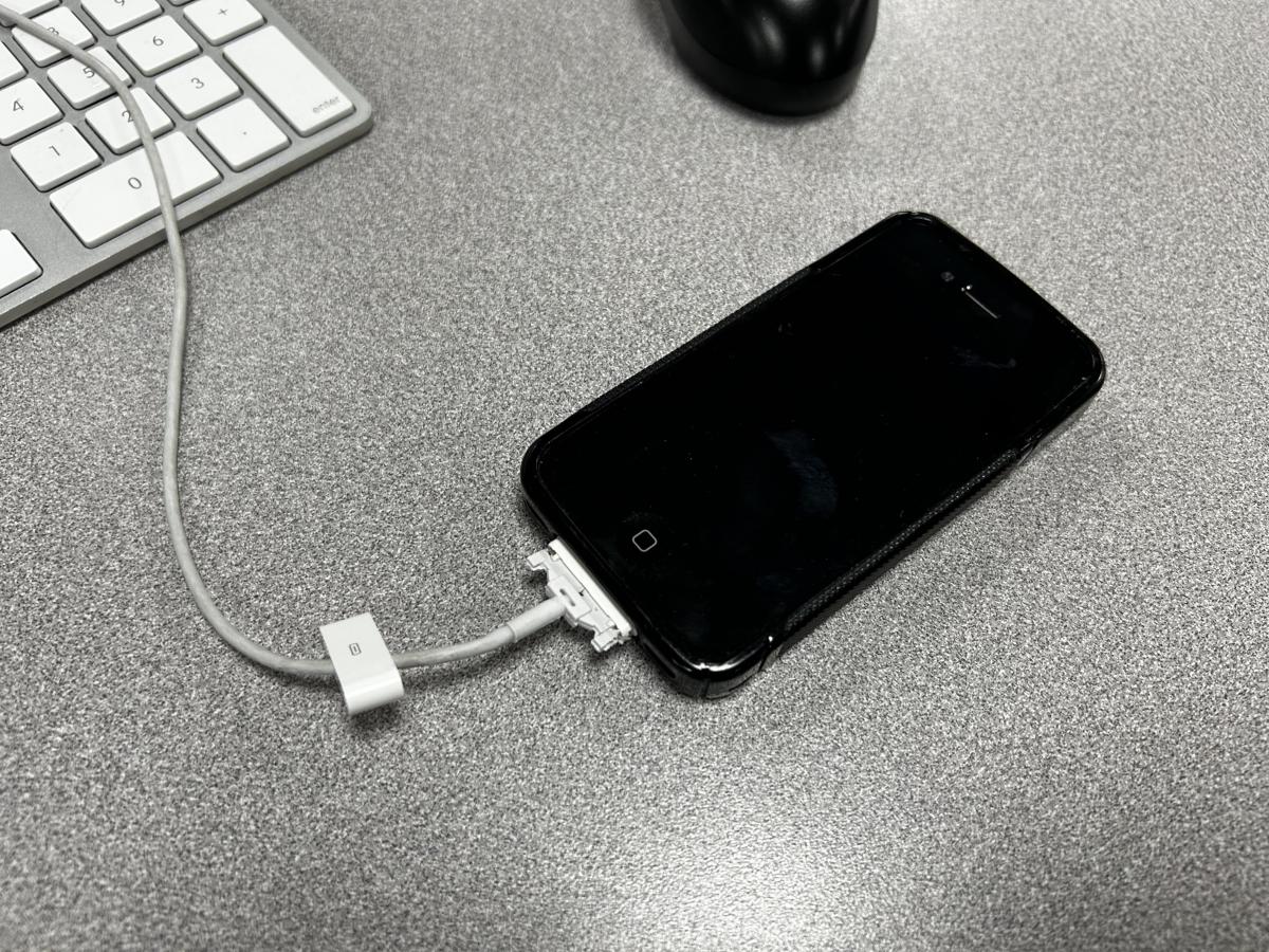 До USB-C був справжній хаос: найдивніші порти зарядки в історії смартфонів