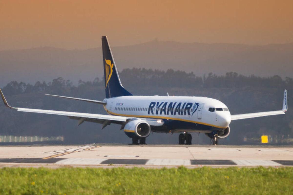 Хаос у небі: п'яний пасажир Ryanair ледь не зірвав посадку літака і потрапив до в'язниці