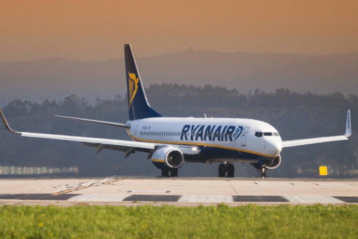 Хаос в небе: пьяный пассажир Ryanair чуть не сорвал посадку самолета и оказался в тюрьме