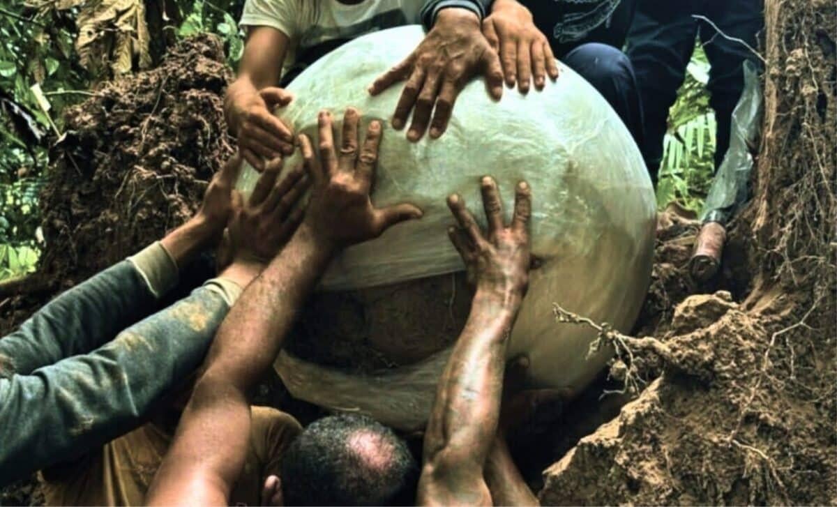 Археологи нашли гигантские сферы в джунглях Амазонии: то, что было внутри, их поразило Археологи нашли гигантские сферы в джунглях Амазонии: то, что было внутри, их поразило