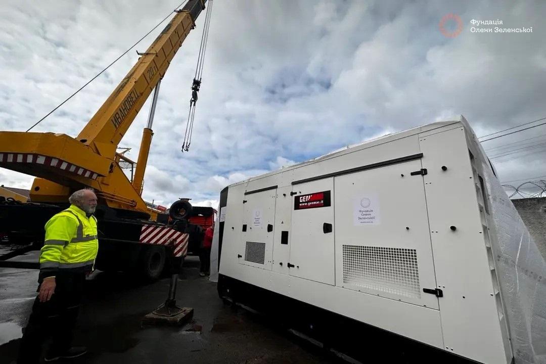 Фундація Олени Зеленської передала 92 генератори для освітніх закладів, лікарень і соціальних установ