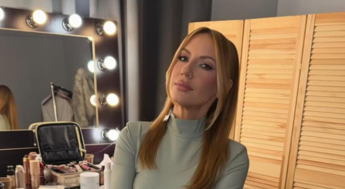 Нікітюк замилувала великоднім образом: вишита сукня та широка коса