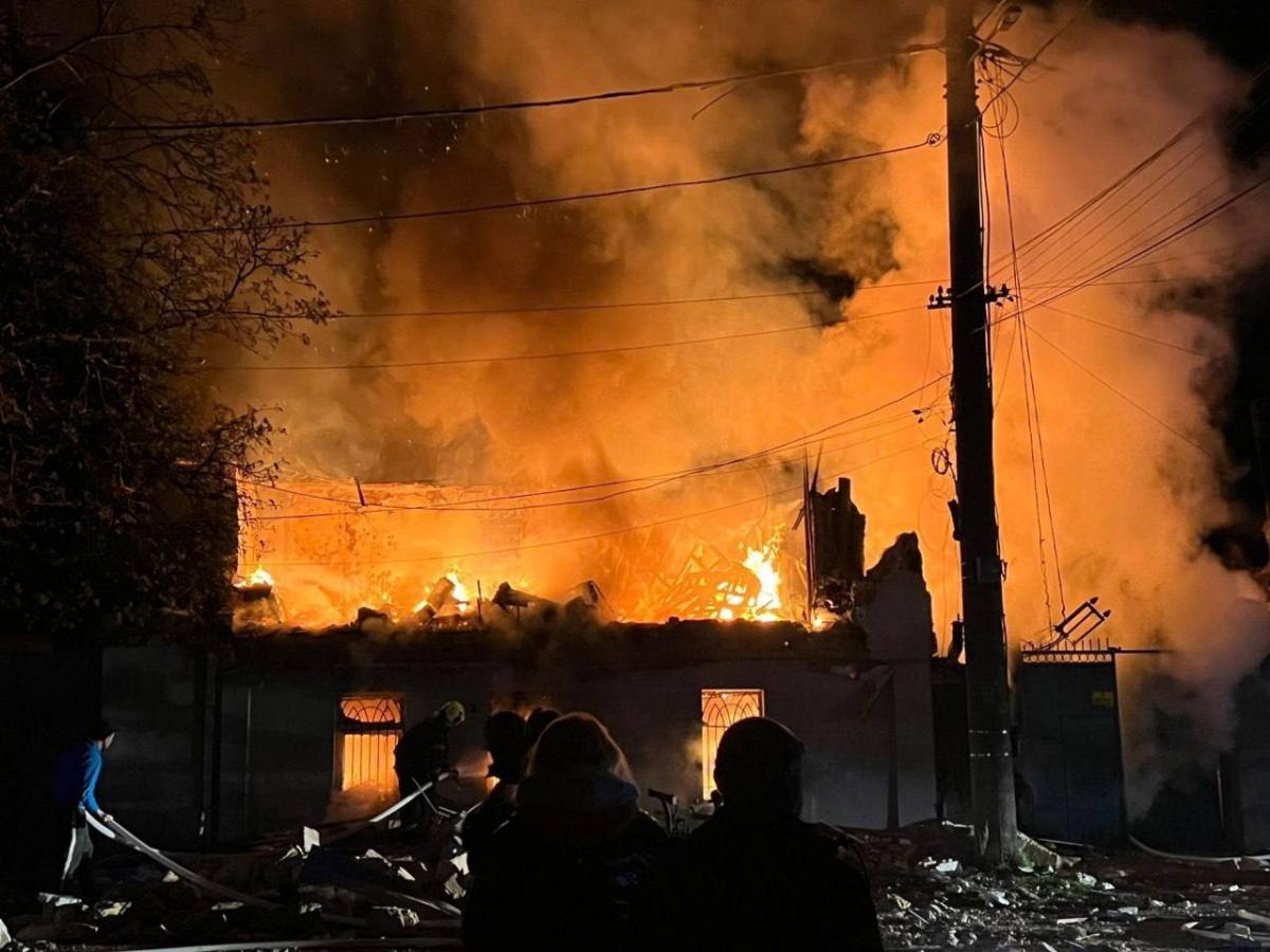 В Одесі через масштабну атаку РФ є загиблі та поранені, пошкоджено десятки будинків (фото) В Одесі через масштабну атаку РФ є загиблі та поранені, пошкоджено десятки будинків (фото)