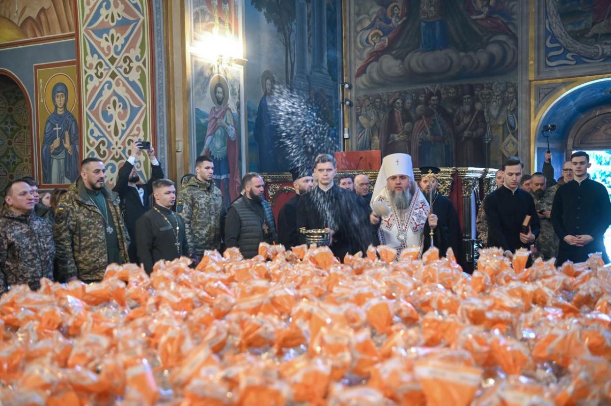 ПЦУ и Фонд Владиславы Молчановой передали 12 тысяч пасок на передовую