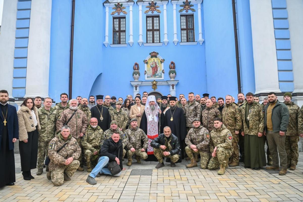 ПЦУ и Фонд Владиславы Молчановой передали 12 тысяч пасок на передовую