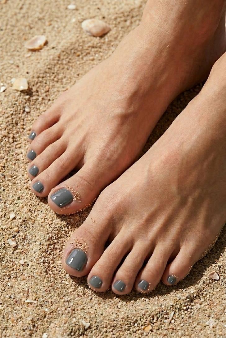 Какой педикюр будет в моде этим летом: топ-10 цветов сезона