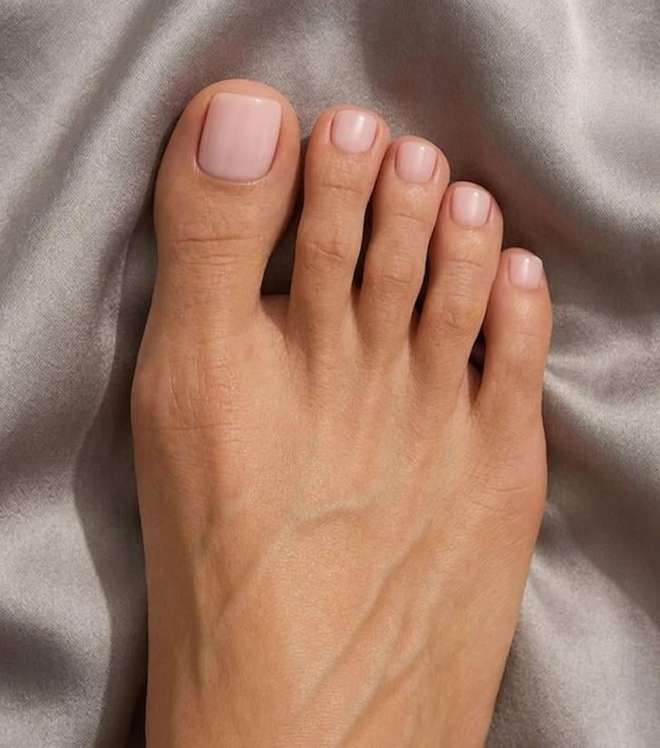 Какой педикюр будет в моде этим летом: топ-10 цветов сезона