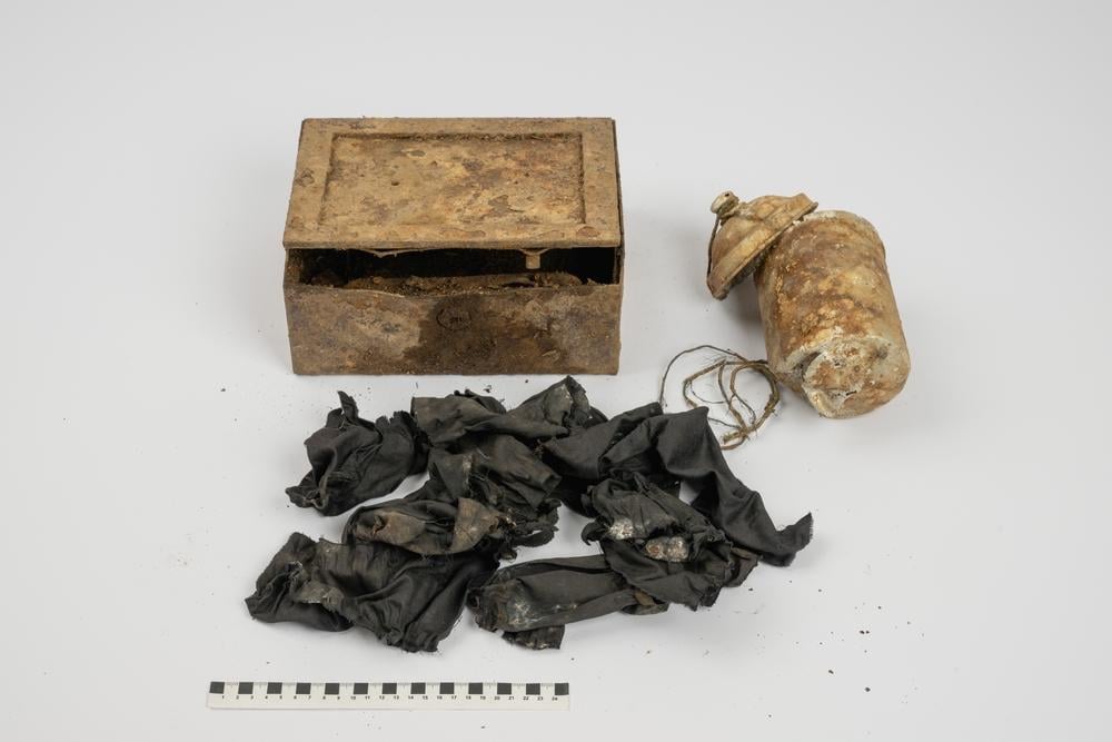 Туристи знайшли в лісі банку із золотими монетами вартістю 330 тисяч доларів (фото)