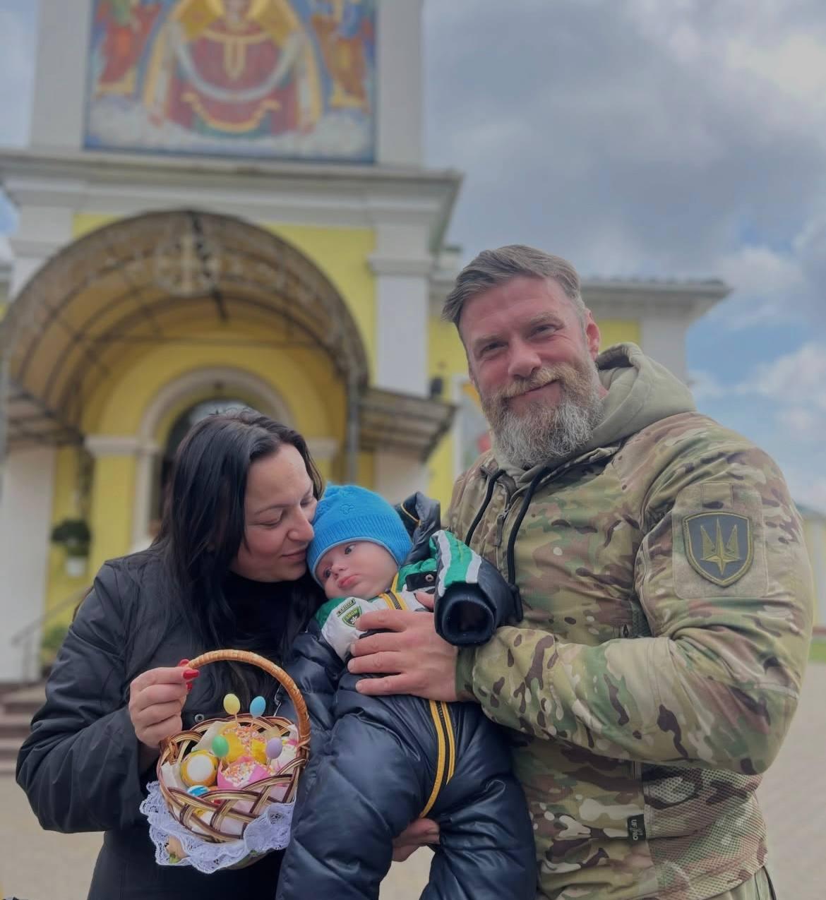 Актер-воин Ращук неожиданно показался с экс-женой после развода (фото) Актер-воин Ращук неожиданно показался с экс-женой после развода (фото)