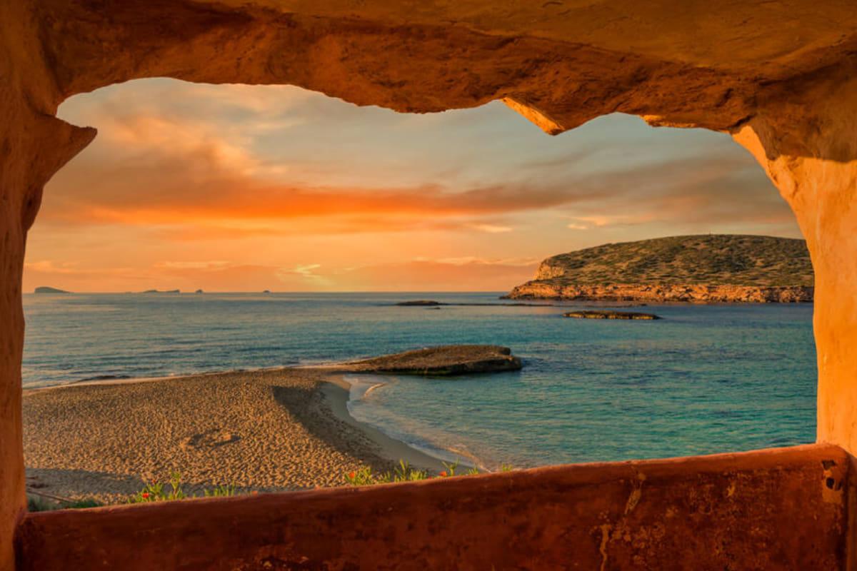 Тайна Ибицы: на остров съехались люди со всего мира и принесли с собой смертельную болезнь