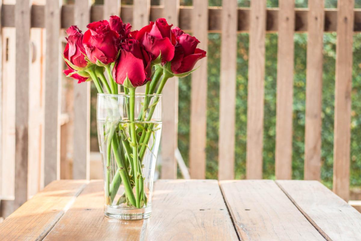 Цветы простоят дольше: что добавить в вазу, чтобы букет не завял через неделю.