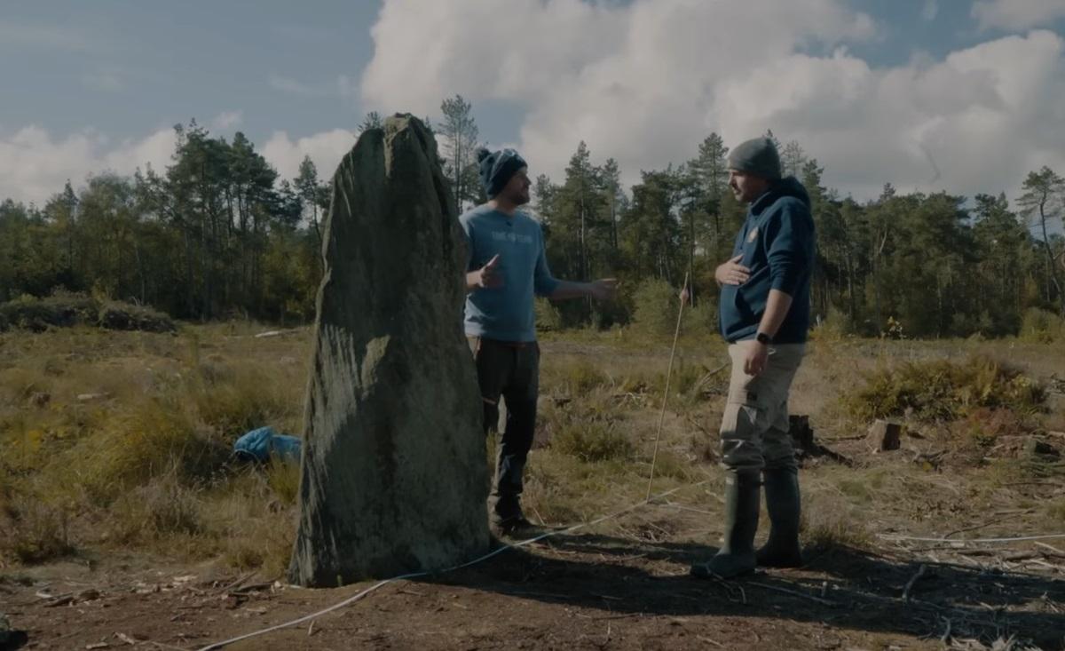 Одинокий камінь у Британії допоміг студенту знайти ритуальне місце епохи бронзи