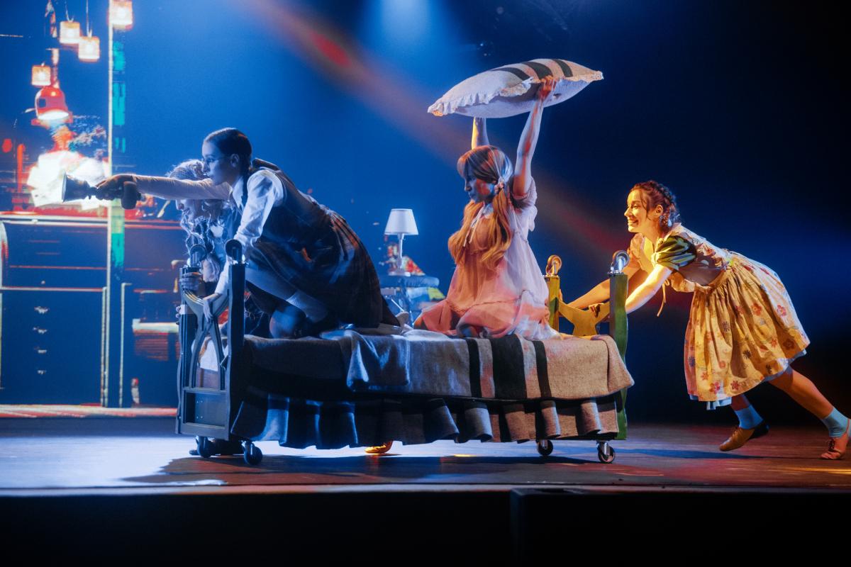 Артисты Цирка дю Солей, сказочная история и саундтрек от MONATIK: шоу 'Потяг у дива' впервые в Национальном цирке Артисты Цирка дю Солей, сказочная история и саундтрек от MONATIK: шоу 'Потяг у дива' впервые в Национальном цирке