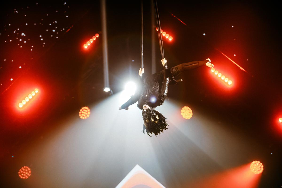 Артисты Цирка дю Солей, сказочная история и саундтрек от MONATIK: шоу 'Потяг у дива' впервые в Национальном цирке Артисты Цирка дю Солей, сказочная история и саундтрек от MONATIK: шоу 'Потяг у дива' впервые в Национальном цирке