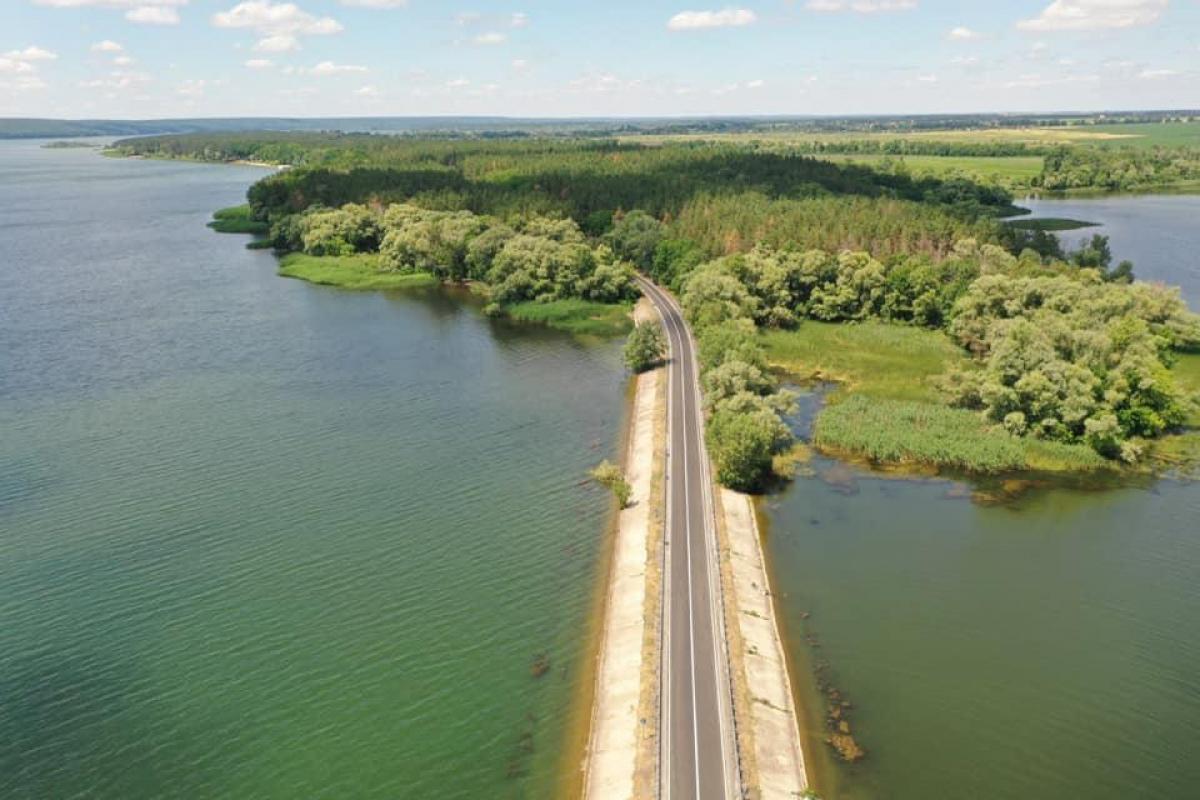 Россияне нанесли шесть ударов КАБами по дамбе на Печенежском водохранилище (видео) Россияне нанесли шесть ударов КАБами по дамбе на Печенежском водохранилище (видео)