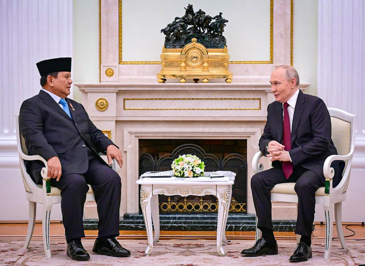 Путін у 'шкільних штанцях' влаштував дивне шоу в Кремлі, - The Daily Star Путін у 'шкільних штанцях' влаштував дивне шоу в Кремлі, - The Daily Star