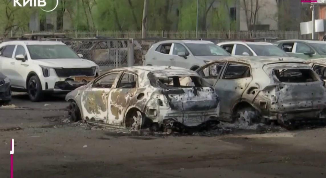 Розтрощені квартири та десятки авто: жахливі наслідки атаки на Київ (фото, відео)