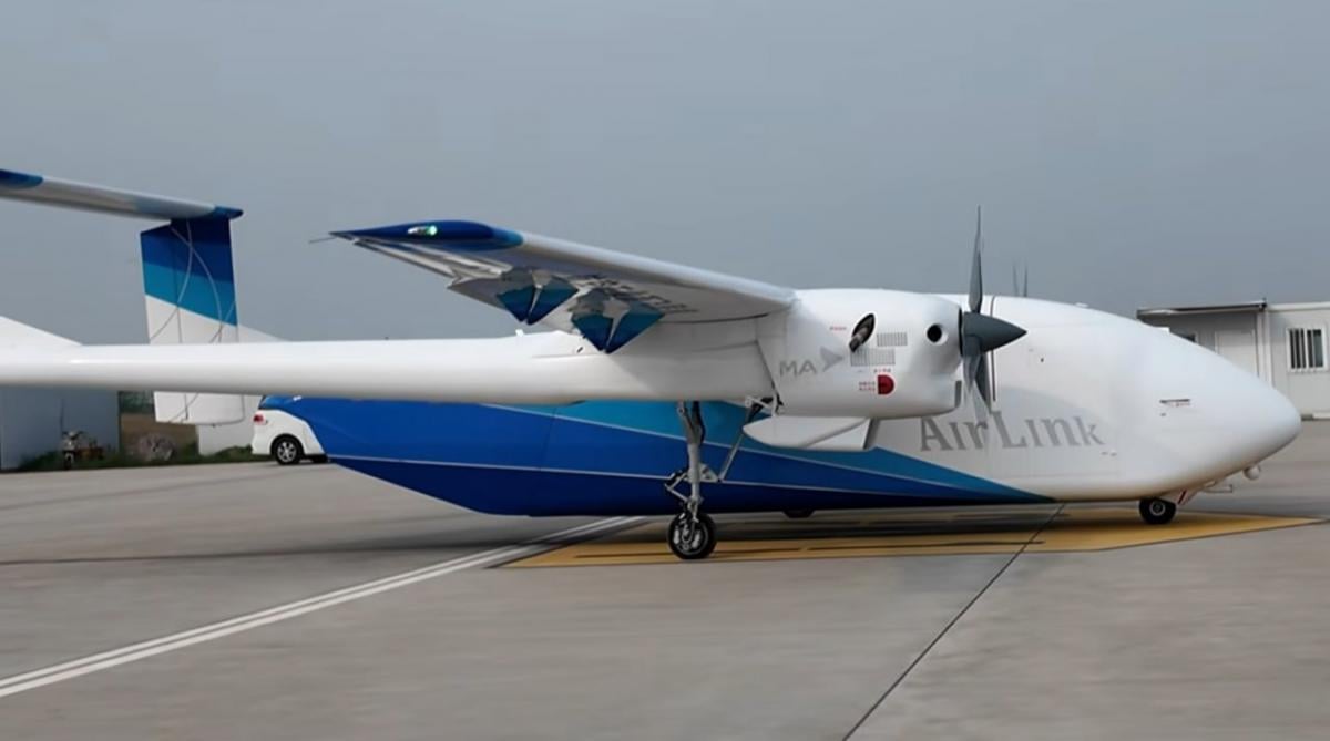 Китай уперше підняв у небо нову 'крилату вантажівку', якій не потрібен пілот (відео)