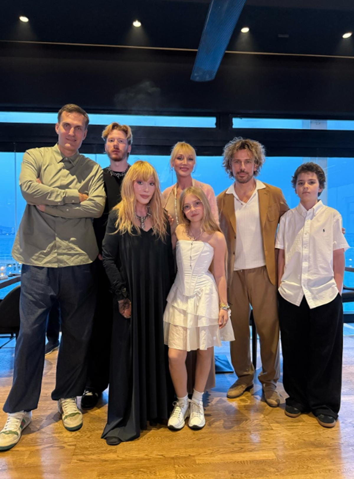 Пугачова зібрала всю родину на Кіпрі: Галкін засвітив рідкісний кадр Пугачова зібрала всю родину на Кіпрі: Галкін засвітив рідкісний кадр