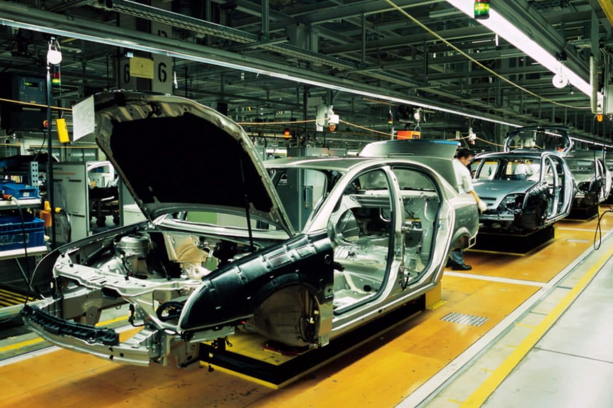 У Європі 'вмирає' виробництво авто: один із найбільших заводів зупиняє конвеєр