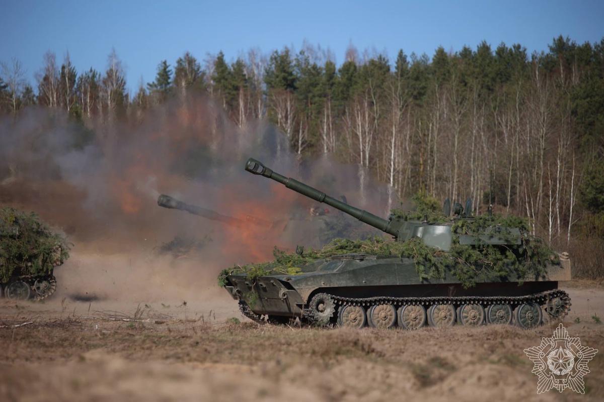 Беларусь обустраивает позиции артиллерии и строит дороги у границы, - Зеленский