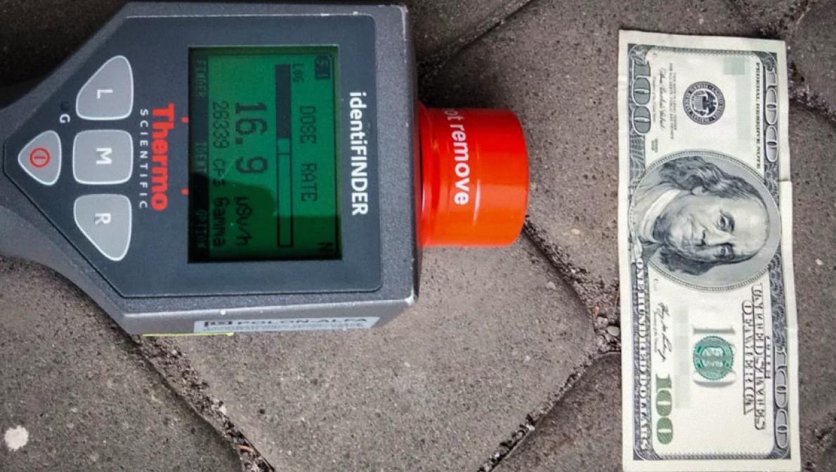 Фон в 1905 разів вище норми: в українки на кордоні з Польщею виявили радіоактивну купюру