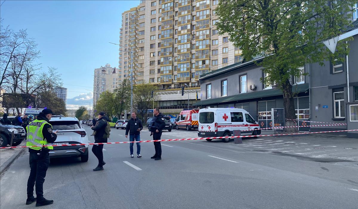 У Києві чоловік відкрив стрілянину на вулиці, є загиблі (фото, відео)