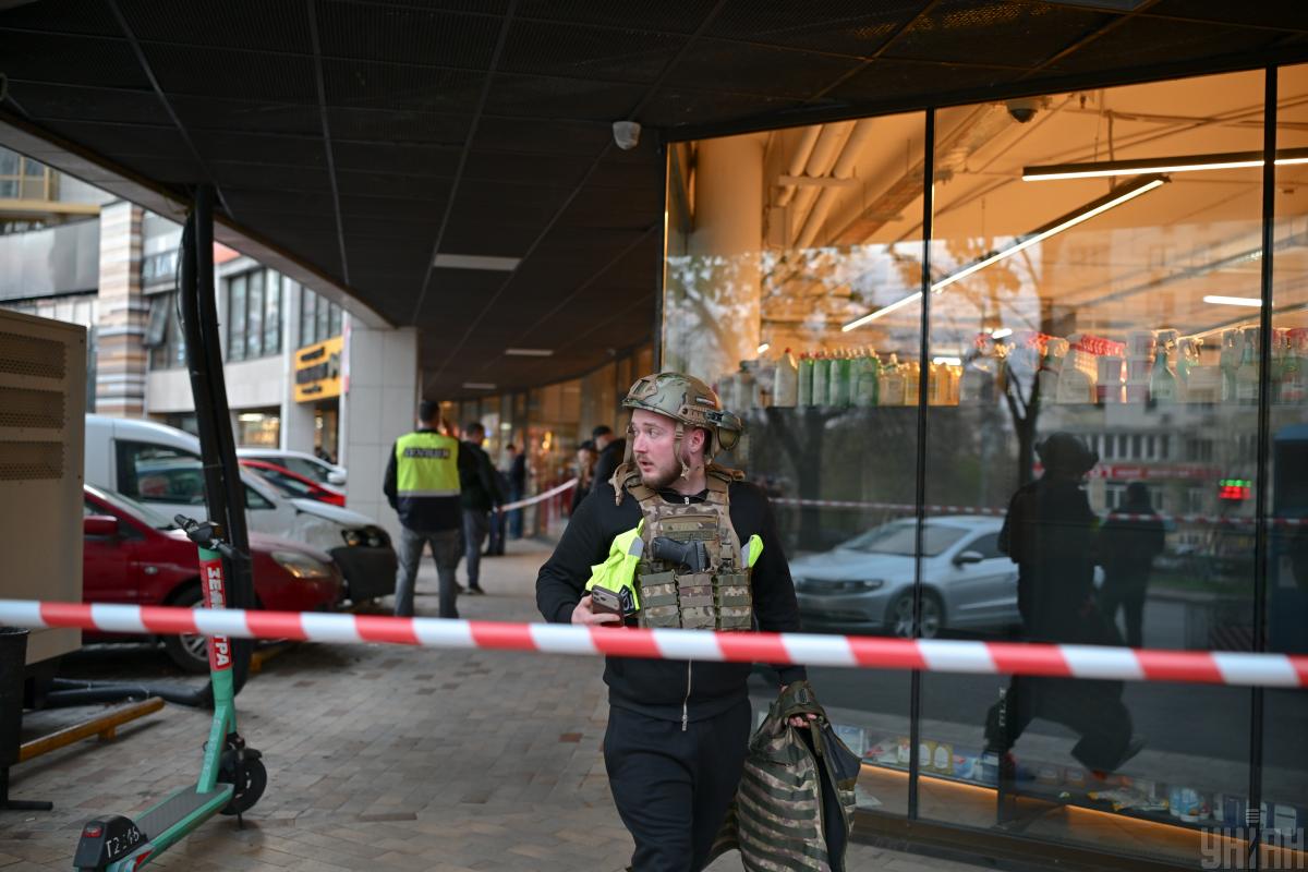 Стрілянина в Києві: 11-річна дитина в лікарні з пораненням, батьки загинули