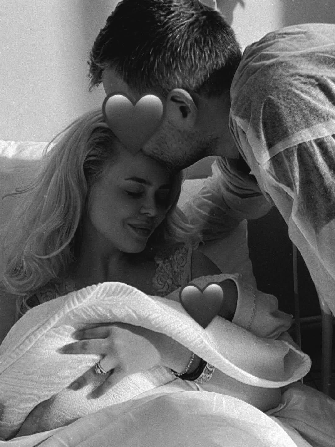 Аліна Гросу порушила мовчання після пологів і показала сина з чоловіком (фото)