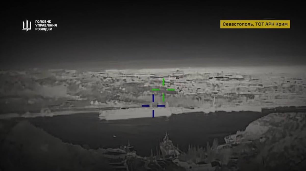 Бійці ГУР уразили два великих десантних кораблі РФ в окупованому Криму (відео)